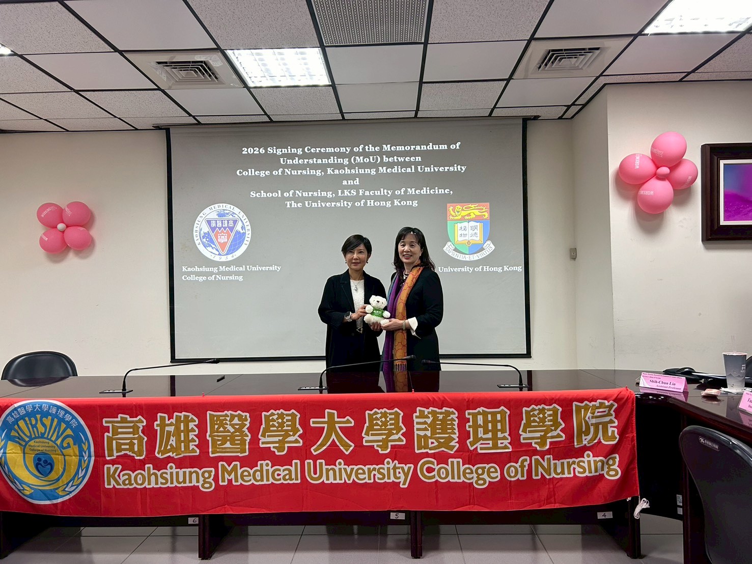 周汎澔副校長右致贈林佳靜院長左紀念禮品