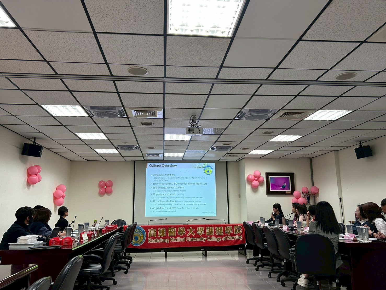 林室均助理教授進行高雄醫學大學護理學院發展概況與研究方向之學術簡報jpg