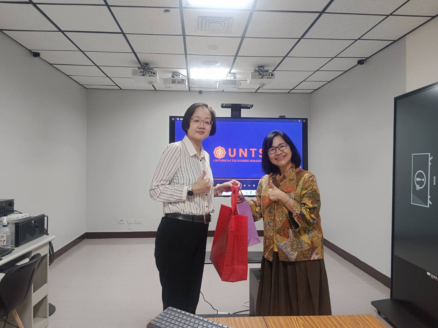 許心恬系主任致贈禮物與UNTS校長 Dr. Swanny Trikajati Widyaatmadja